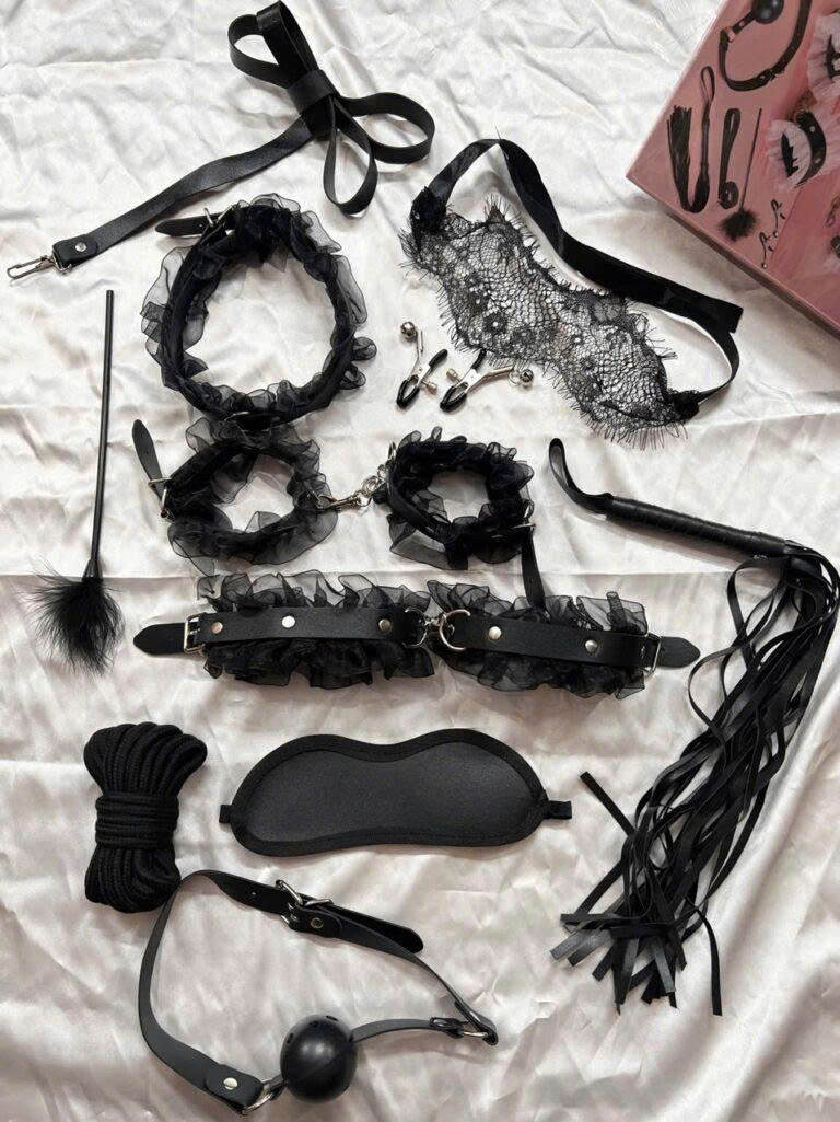 Bộ Bạo Dâm BDSM 11 Món Phong Cách Tiểu Thư – Đồ Chơi Người Lớn Sang Trọng Tinh Tế 4 Bộ bạo dâm BDSM 11 món phong cách tiểu thư là dòng đồ chơi người lớn cao cấp được thiết kế dành riêng cho các cặp đôi yêu thích phong cách làm chủ – phục tùng