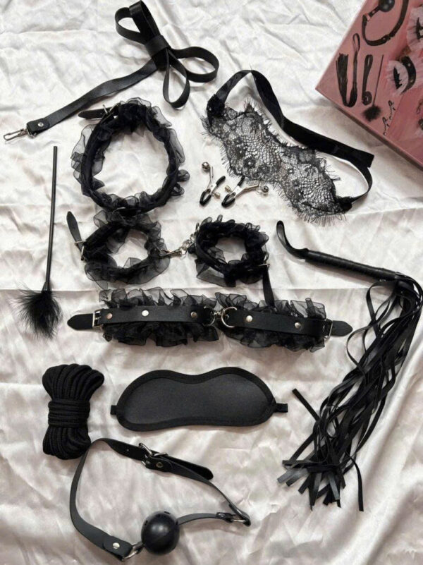 Bộ BDSM 11 món phong cách tiểu thư là lựa chọn hoàn hảo cho các cặp đôi yêu thích đồ chơi tình dục độc đáo, vừa sang trọng lại vừa khiêu gợi